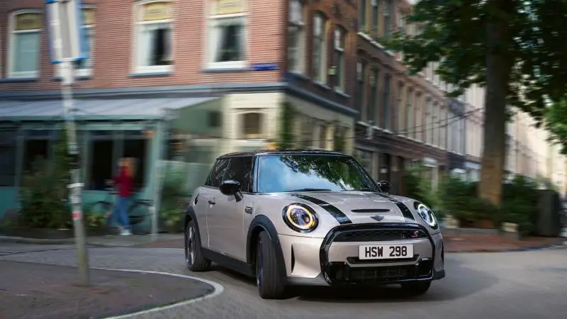 MINI HATCH CU 3 UŞI. MINI HATCH CU 3 UŞI.